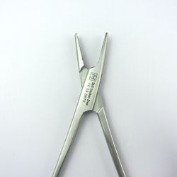 Crile Wood Needle Holder Straight Heavy Pattern 160mm